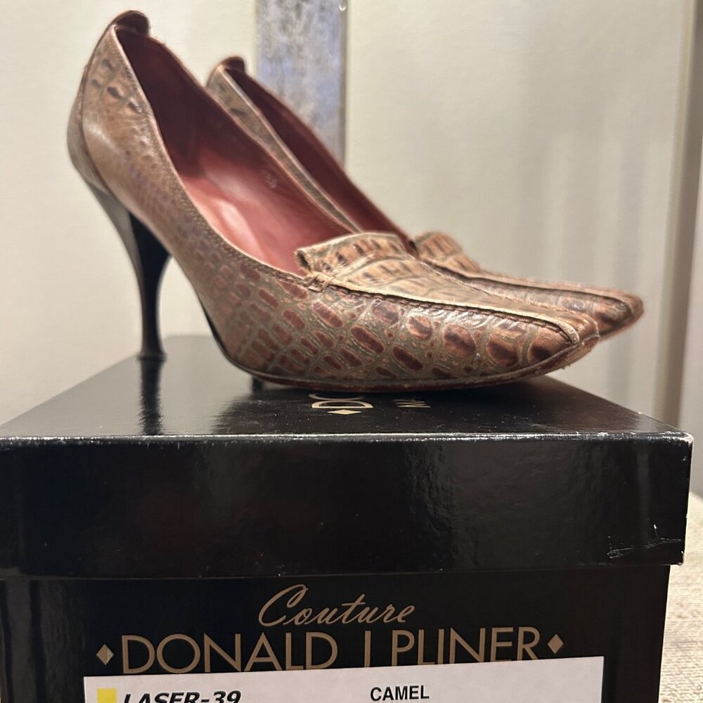 couture Donald J. Pliner by Donald J Pliner Alligator embossed Leather Pump